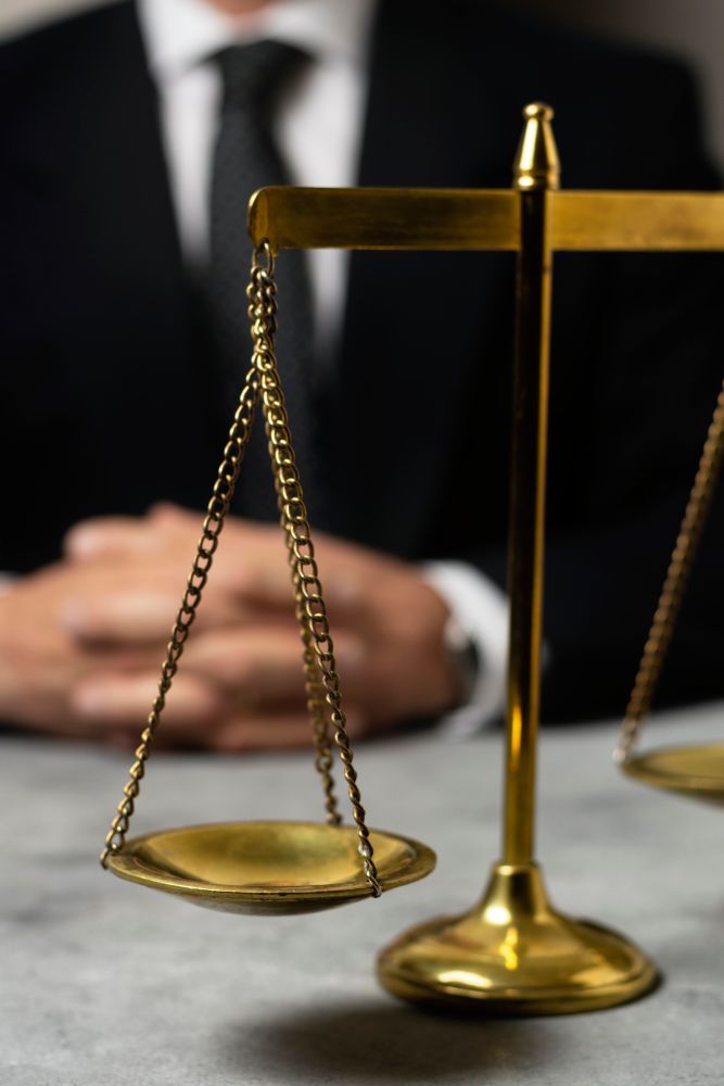 Balanza dorada que representa justicia y equilibrio